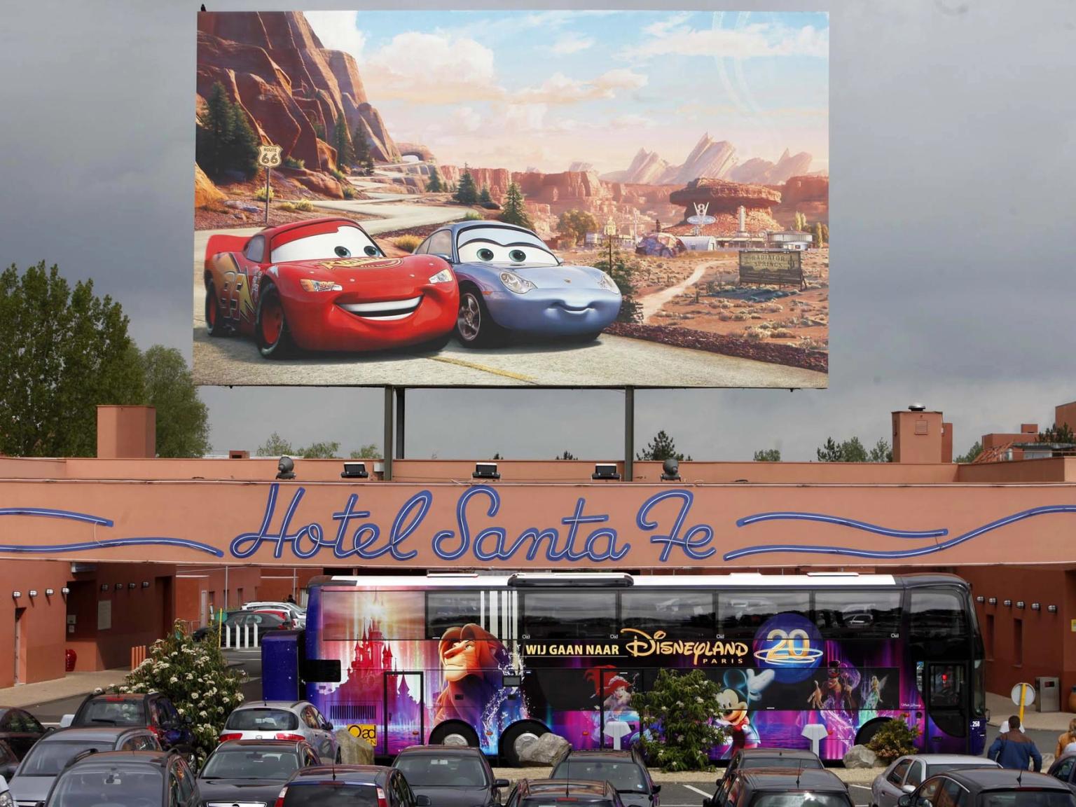 en stor billboard med biler på det er over et hotell