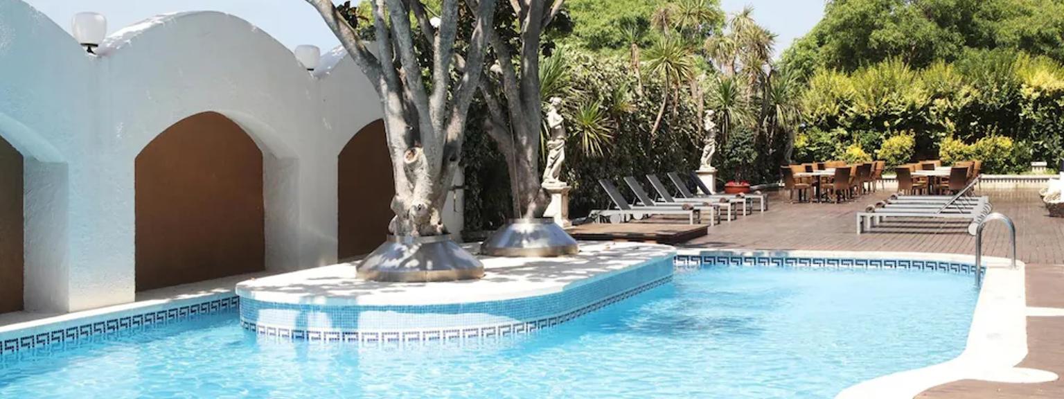 det finns en stor simbassÀng med ett trÀd i mitten av den