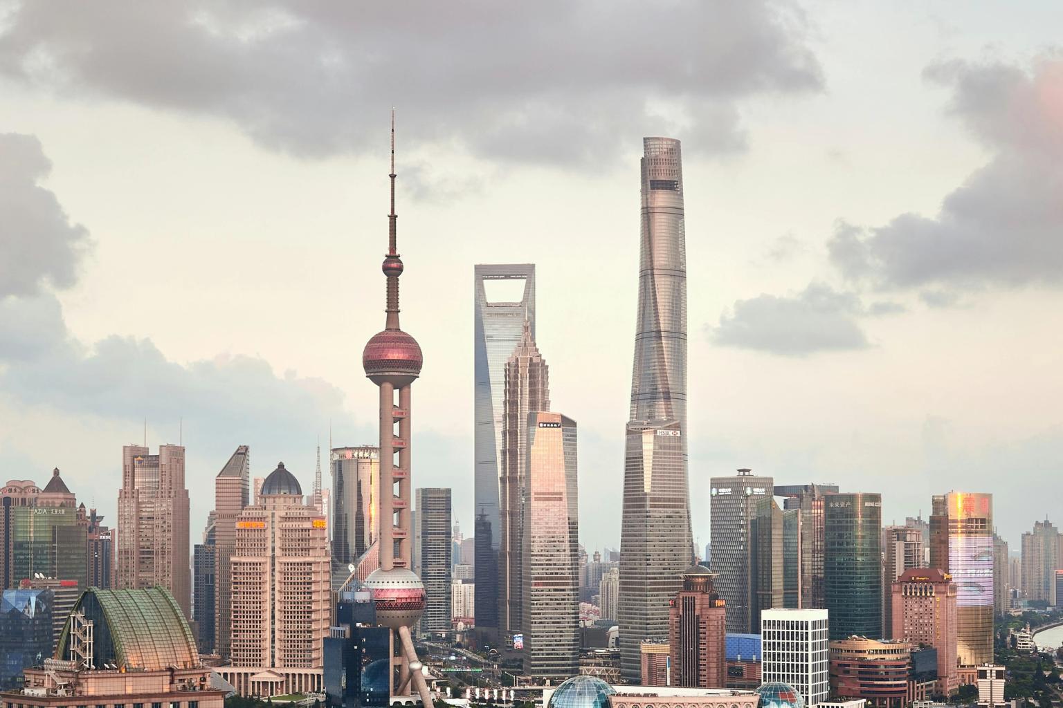 en byskylinje med en elv i forgrunnen