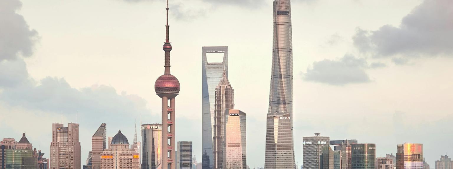 en byskylinje med en elv i forgrunnen