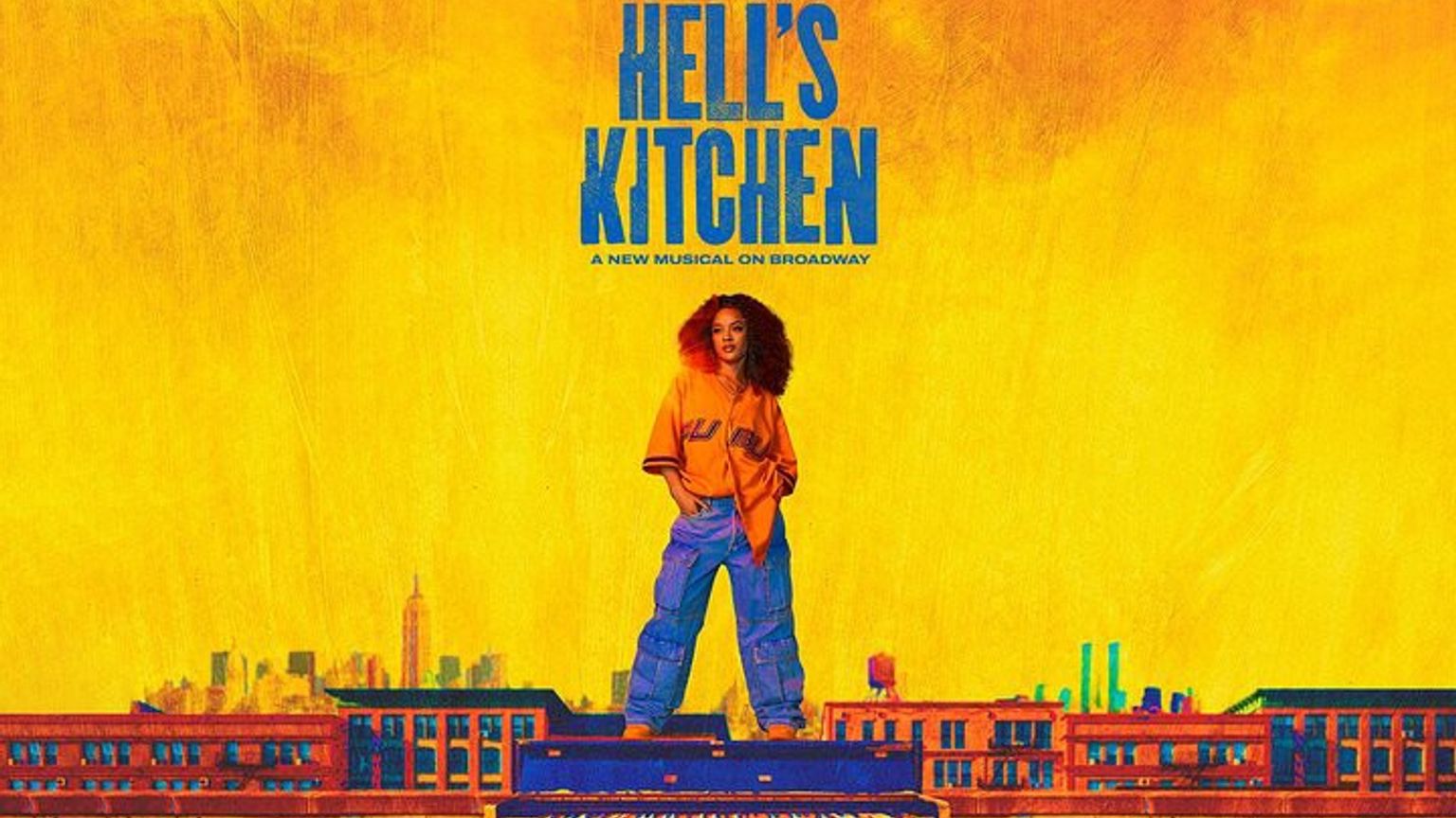 Vista de Hell's Kitchen, un barrio vibrante en la ciudad de Nueva York con edificios altos, restaurantes y un paisaje urbano.