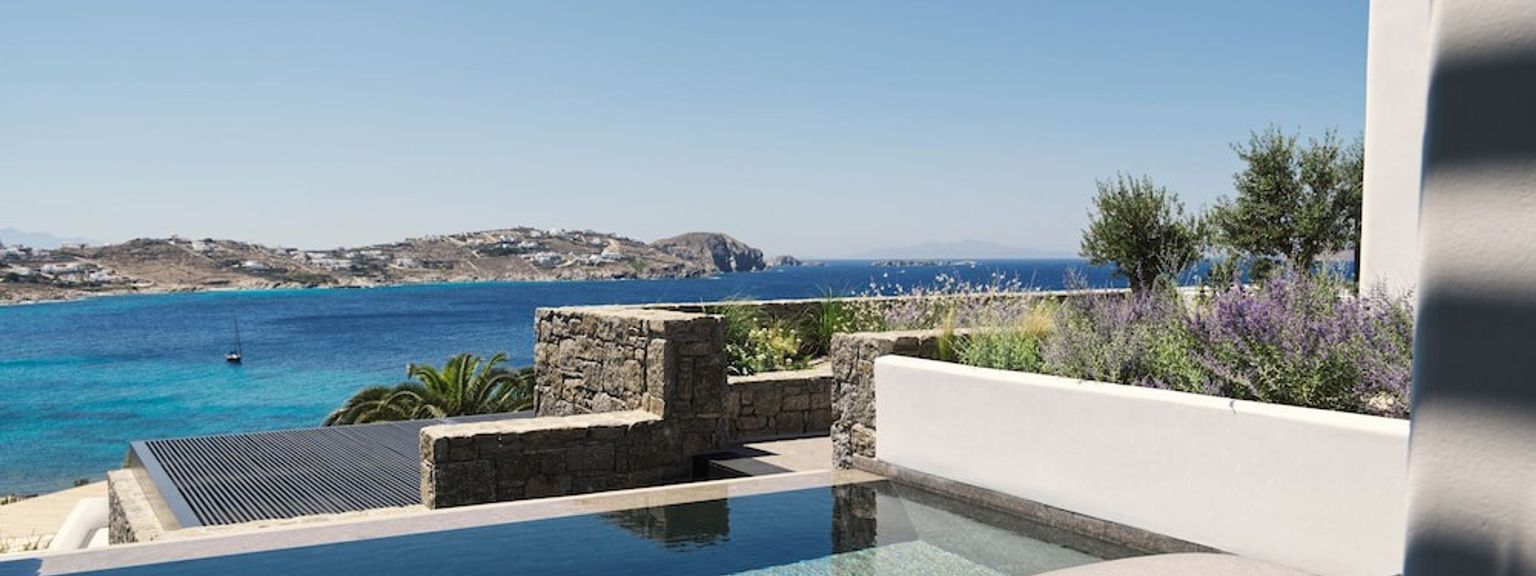 det finns en simbassäng med utsikt över havet