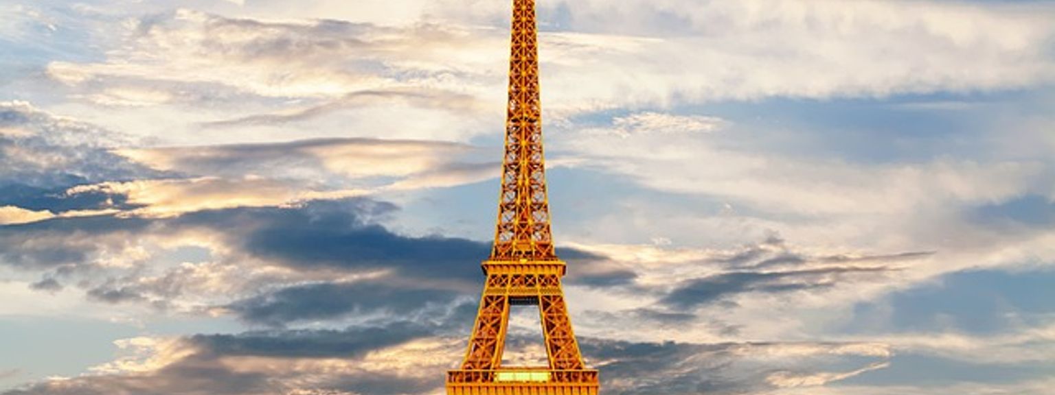 Eiffeltornet Àr upplyst vid solnedgÄngen i Paris.