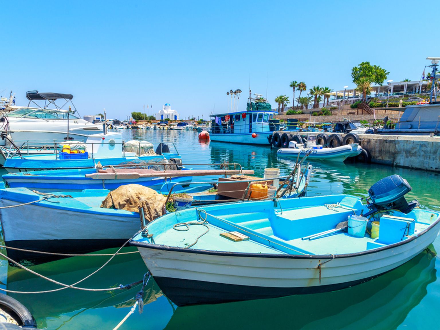 en gruppe båter ligger til kai i en havn