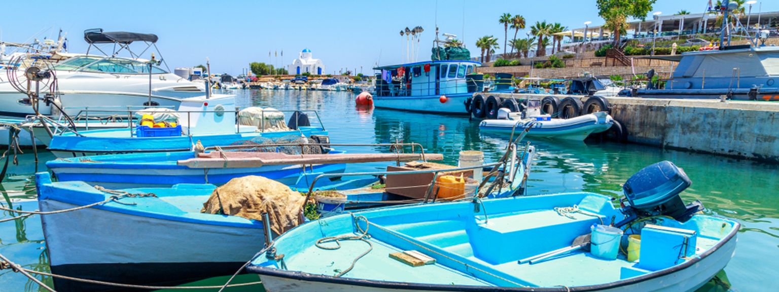 en gruppe båter ligger til kai i en havn