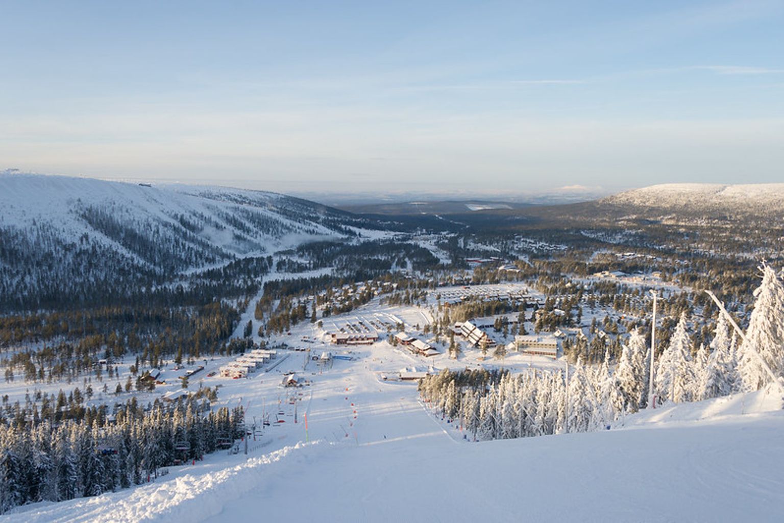en utsikt over et skianlegg fra toppen av et snødekt fjell