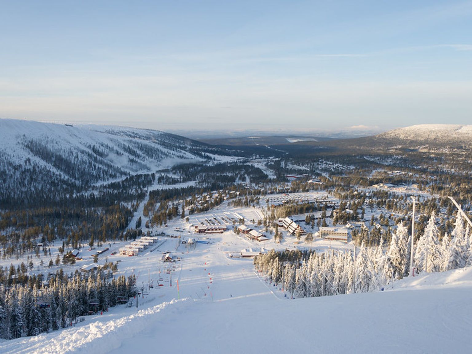 en vy över en skidort från toppen av ett snötäckt berg