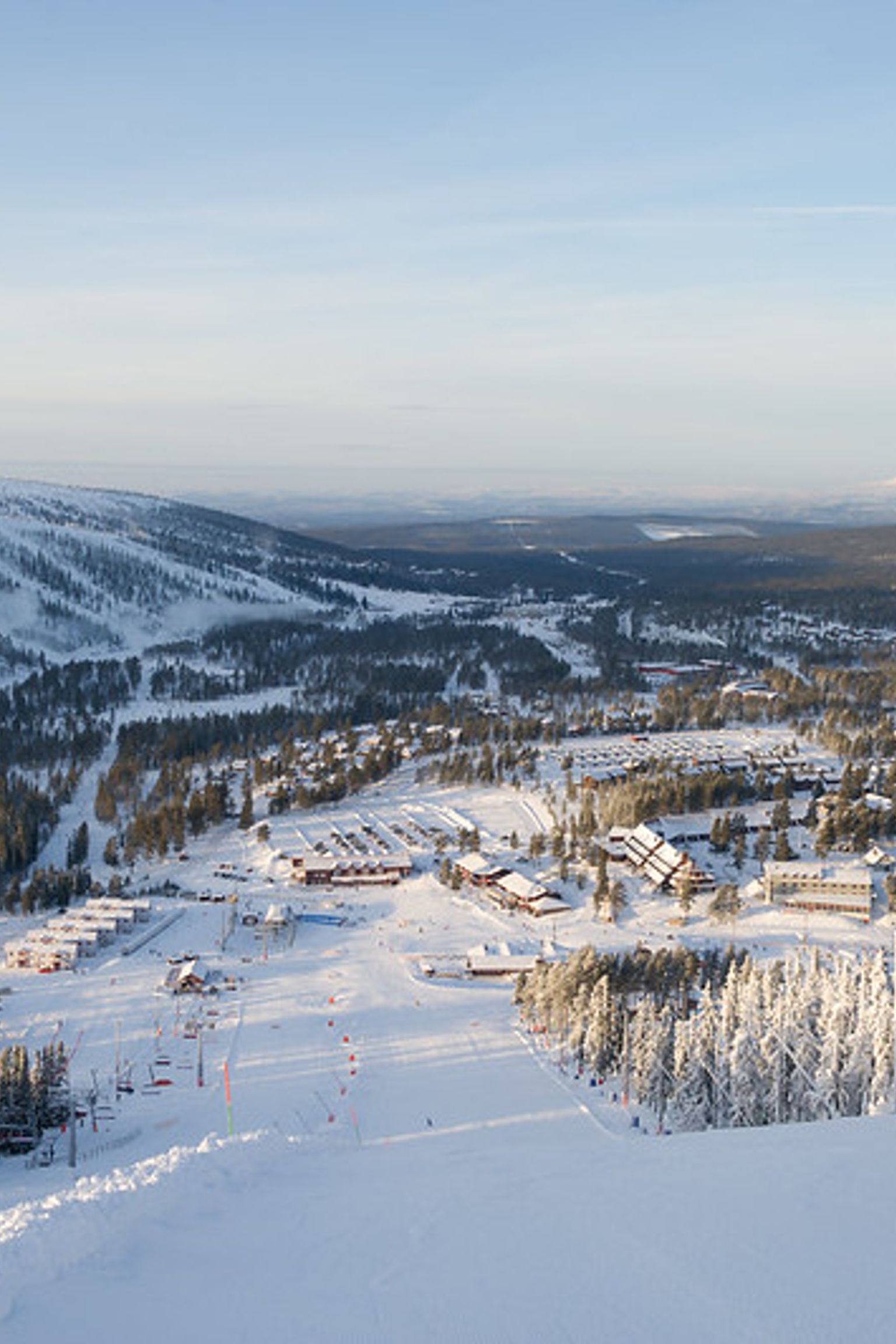 en udsigt over en skiresort fra toppen af et snedækket bjerg
