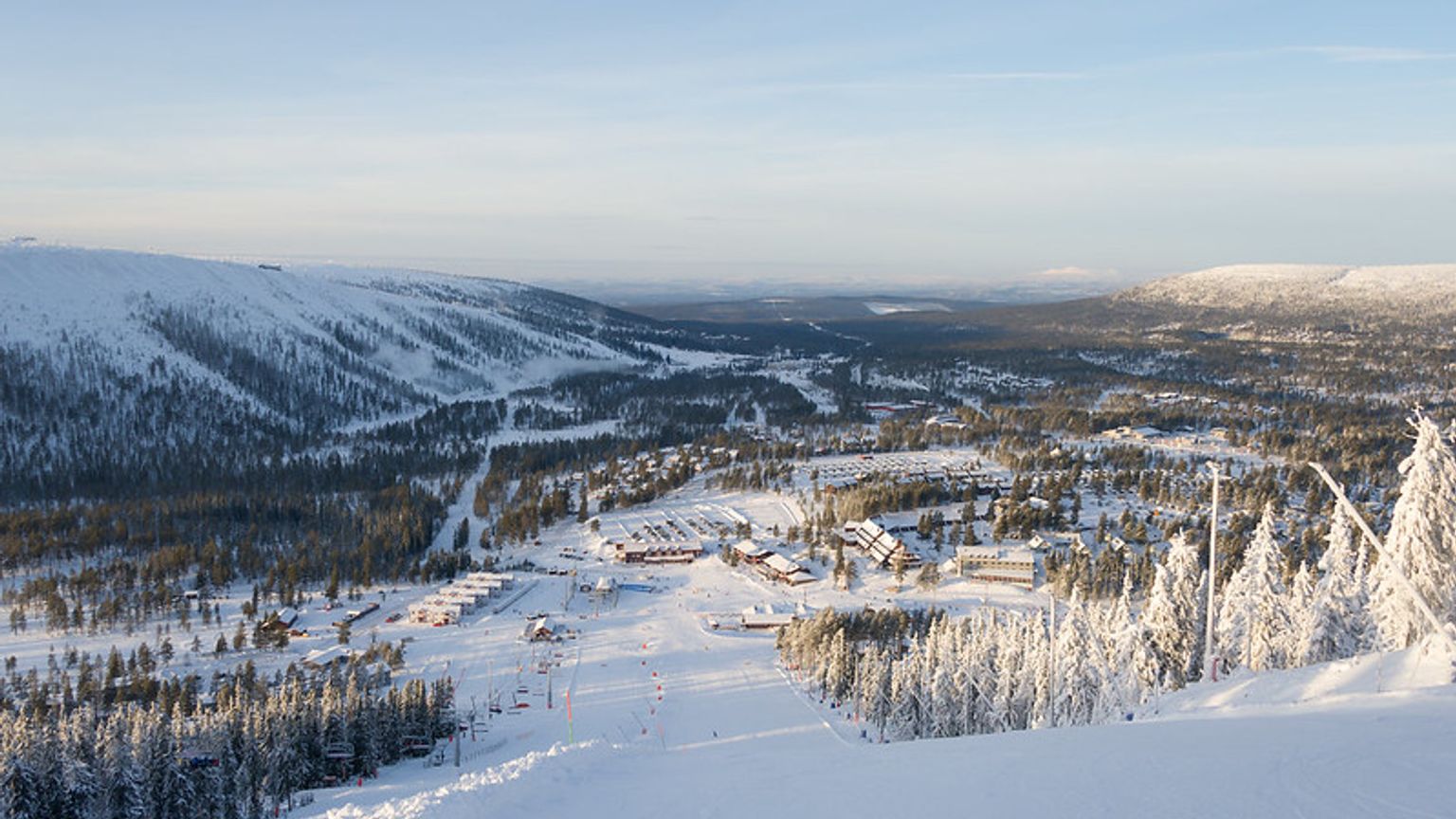 en utsikt over et skianlegg fra toppen av et snødekt fjell