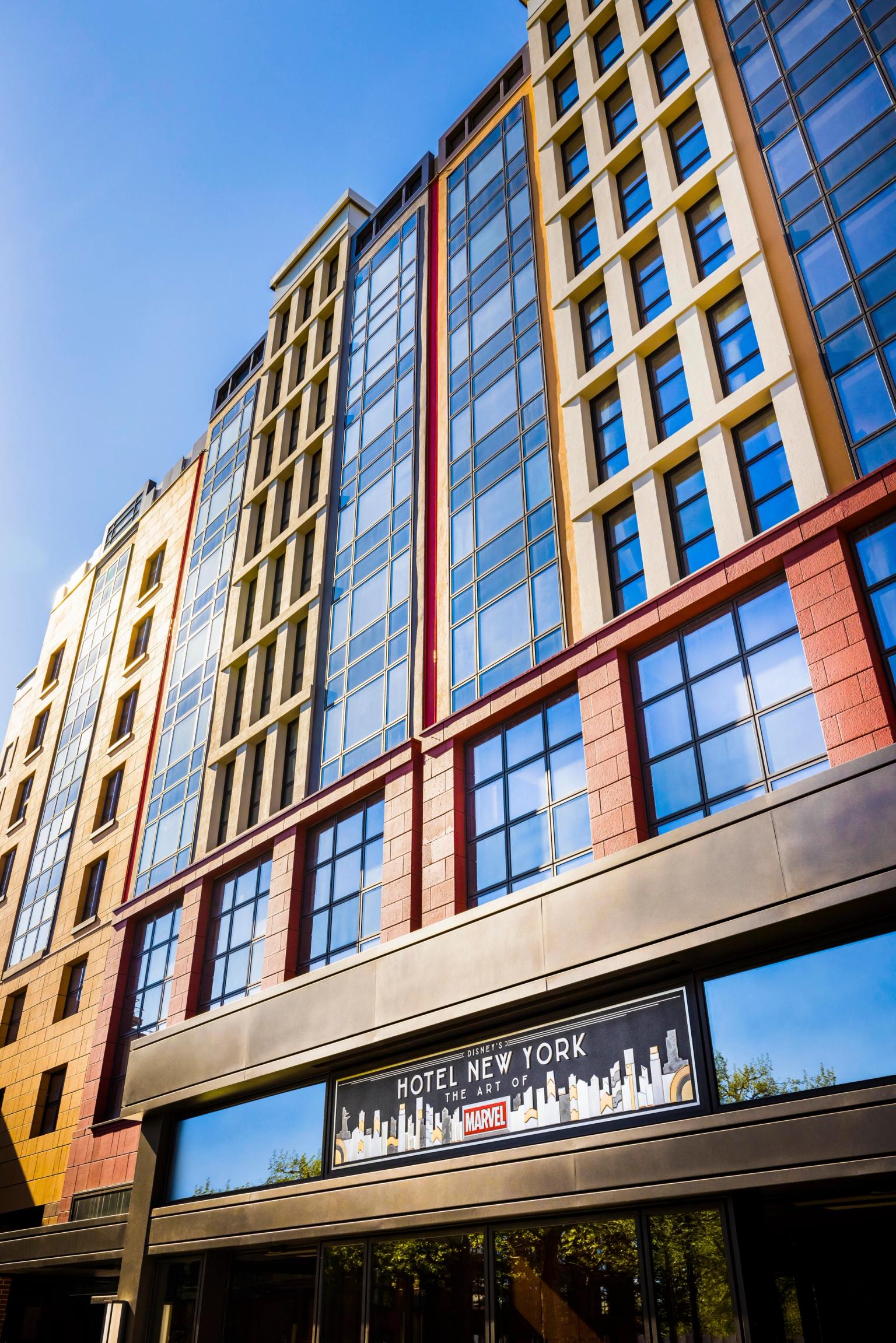 en stor byggnad med en skylt som säger hotell new york
