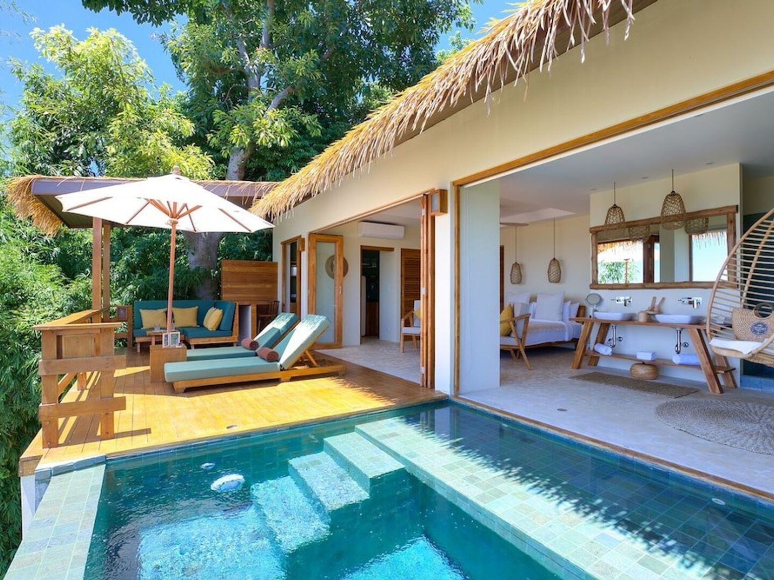 w ogrodzie za domem znajduje się basen.