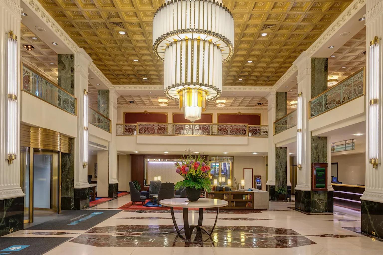 lobbyen av et hotell med en stor lysekrone hengende fra taket