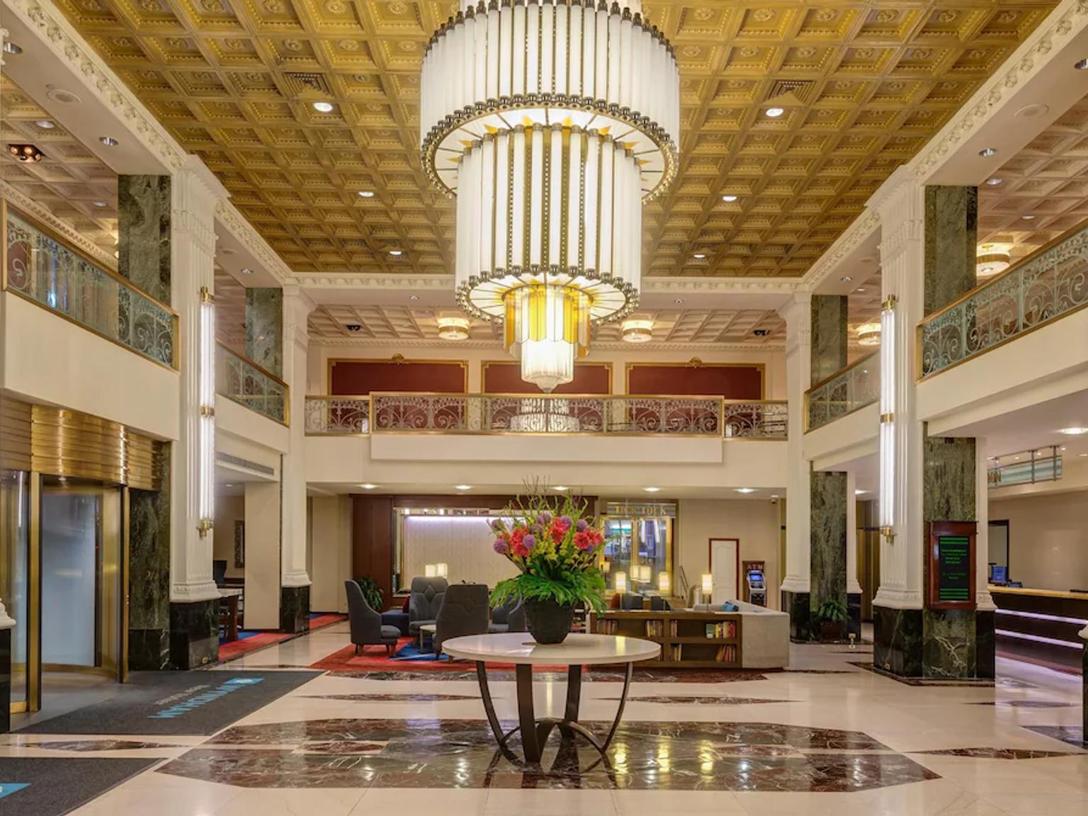 lobbyen av et hotell med en stor lysekrone hengende fra taket