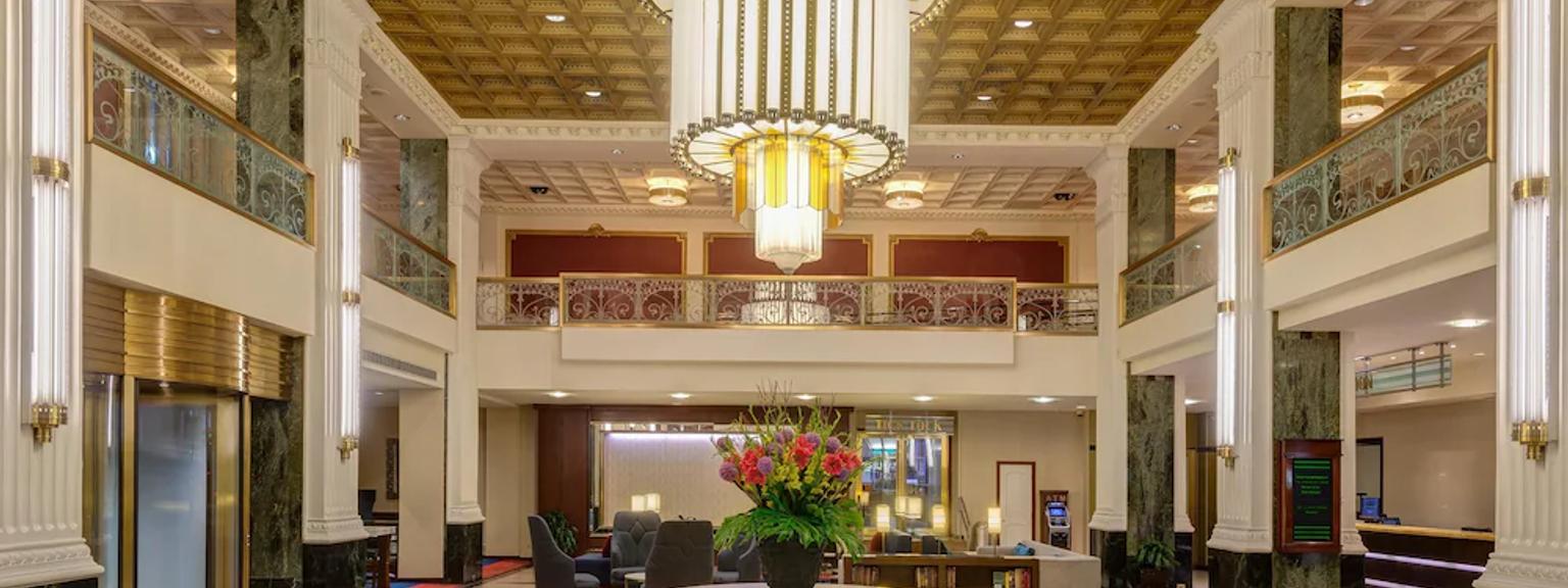 lobbyn i ett hotell med en stor ljuskrona hängande från taket