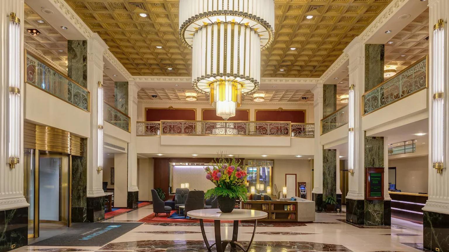 lobbyen av et hotell med en stor lysekrone hengende fra taket