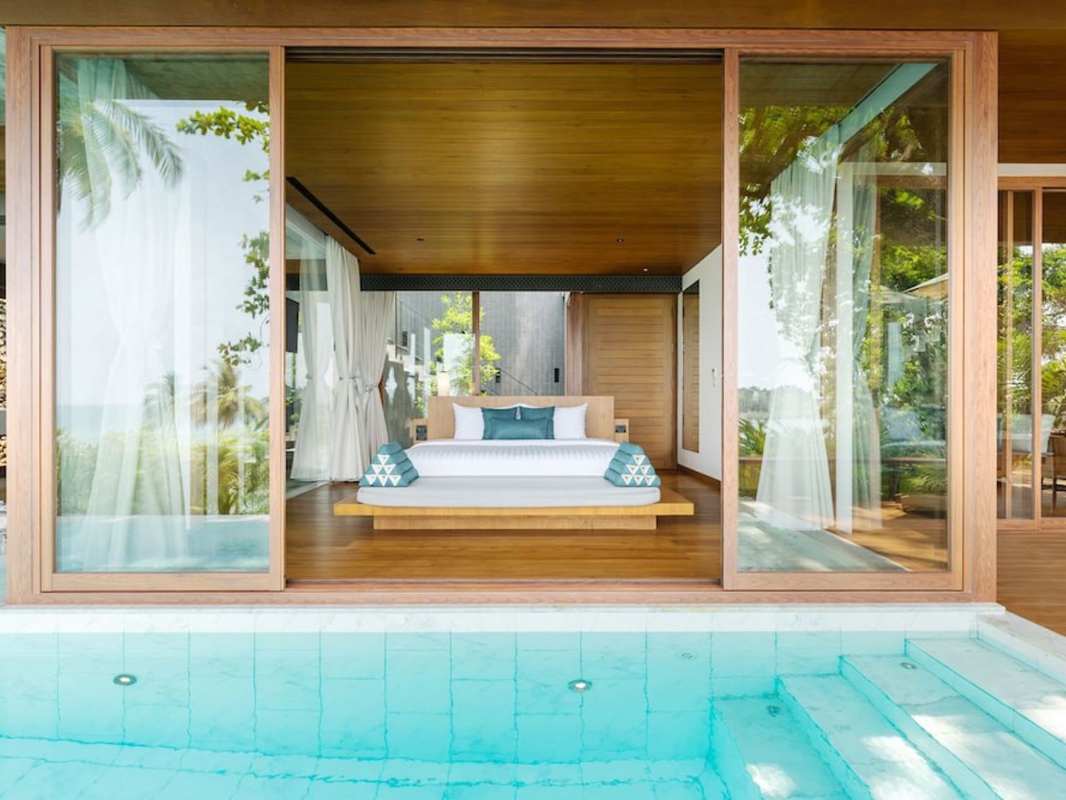 er is een zwembad in het midden van de kamer.