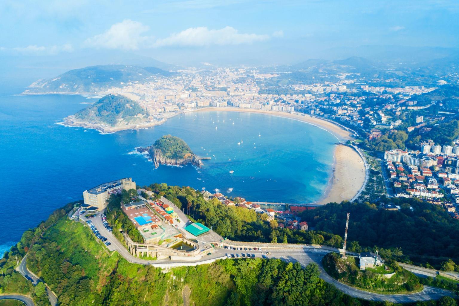 uma vista aérea de um grande corpo de água com uma cidade ao fundo