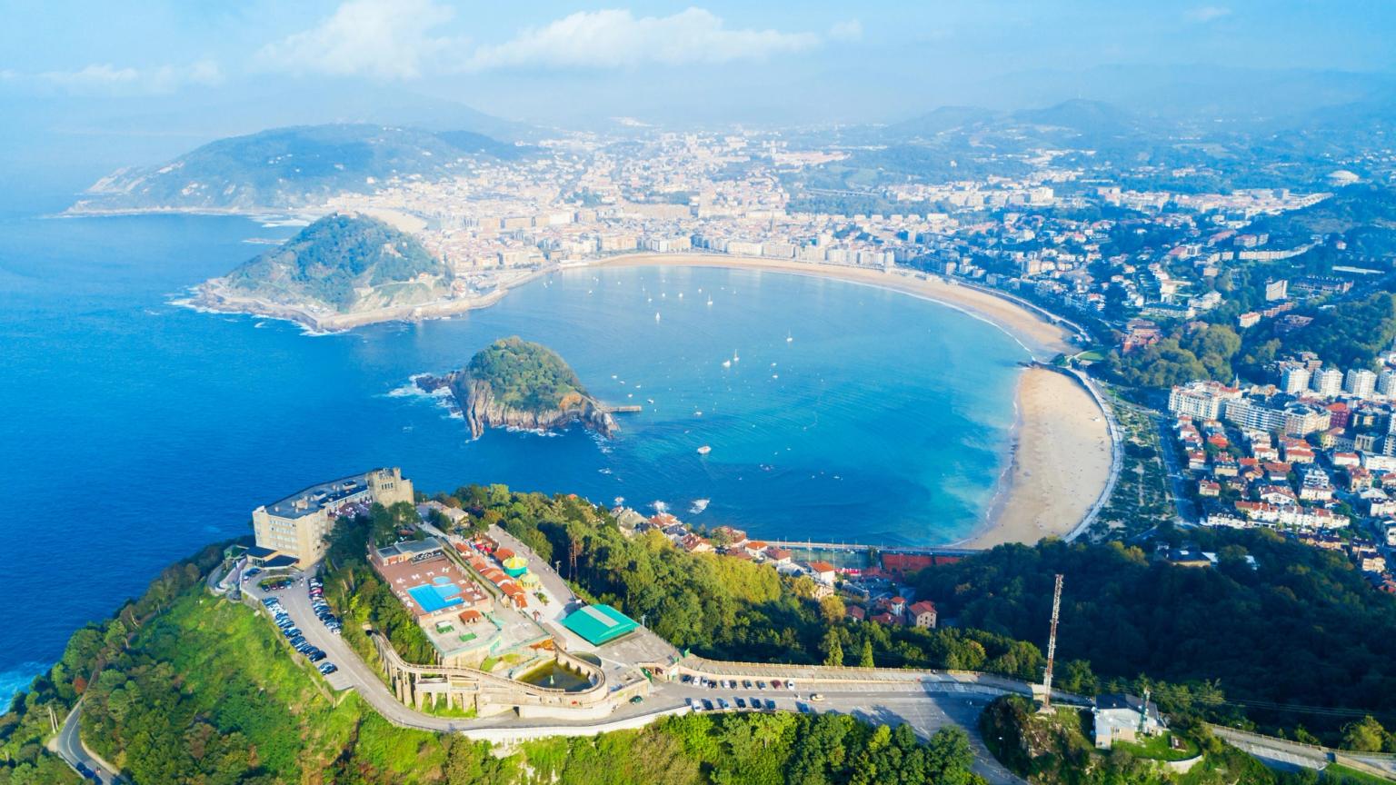 uma vista aérea de um grande corpo de água com uma cidade ao fundo
