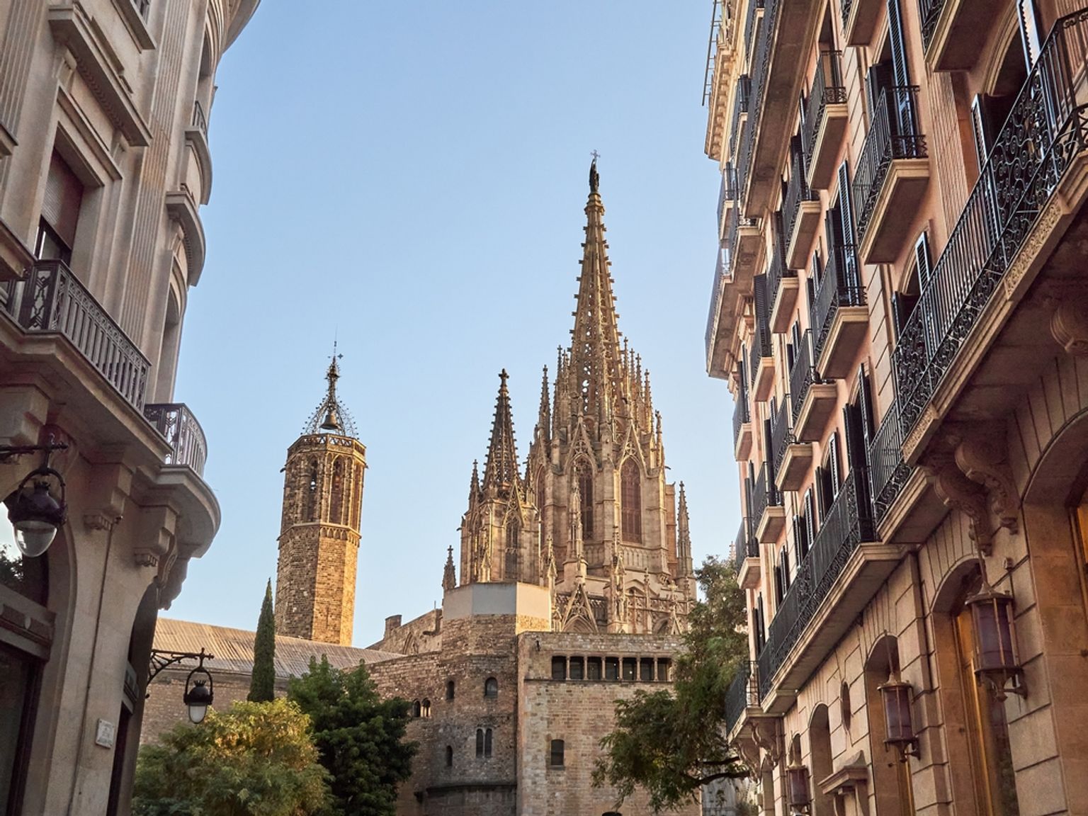 der er en stor katedral midt i Barcelona omgivet af bygninger