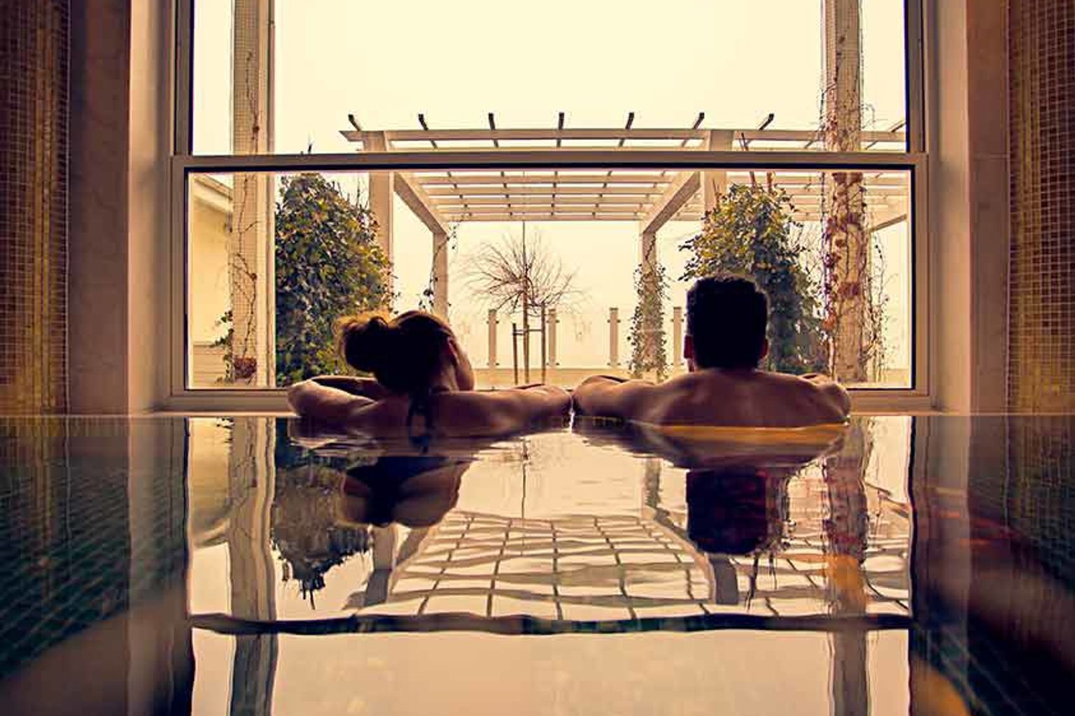 en mand og en kvinde ligger i en swimmingpool