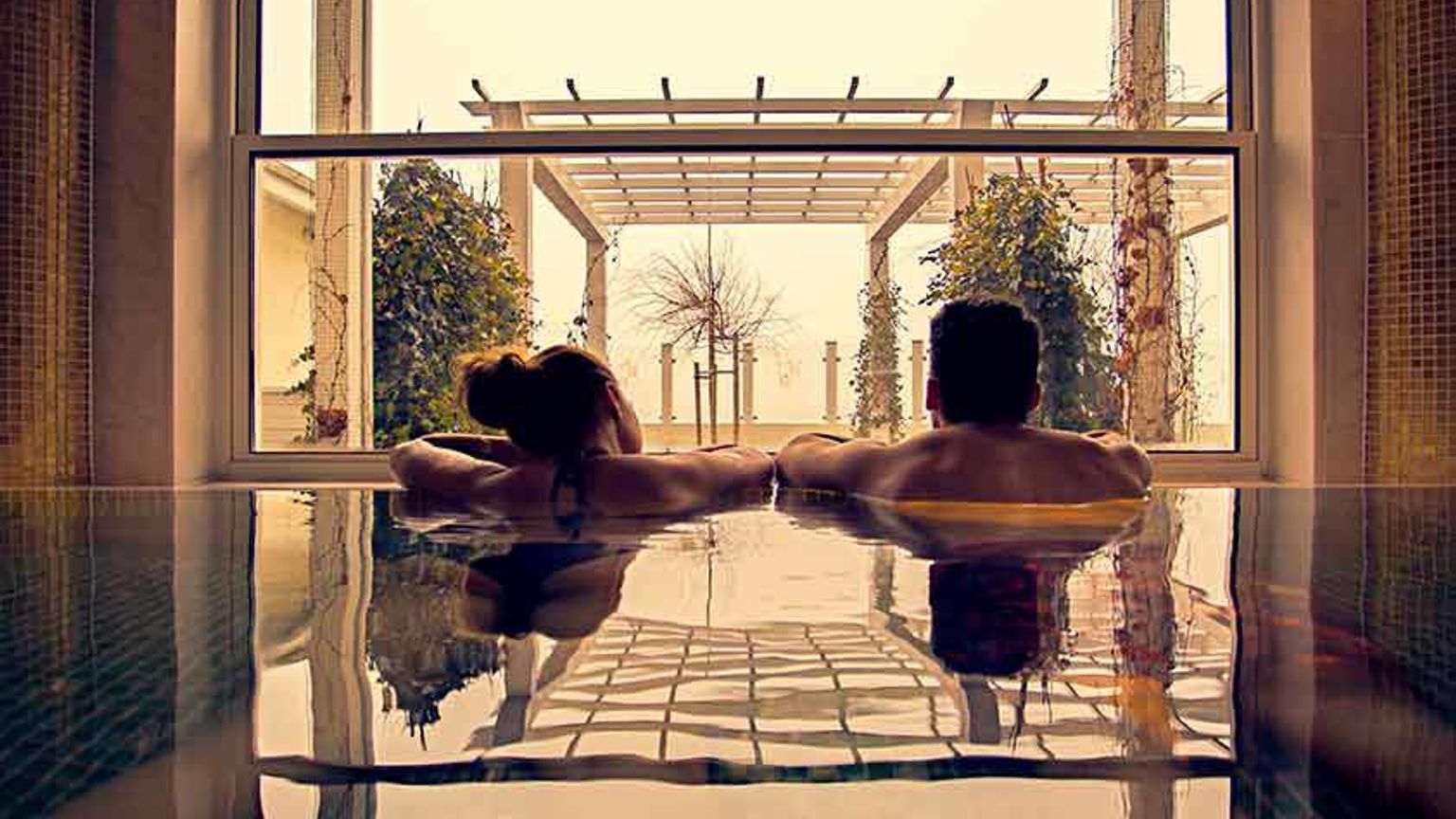 en mand og en kvinde ligger i en swimmingpool