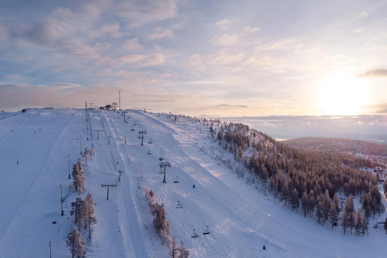 en flygvy över en skidbacke vid solnedgången