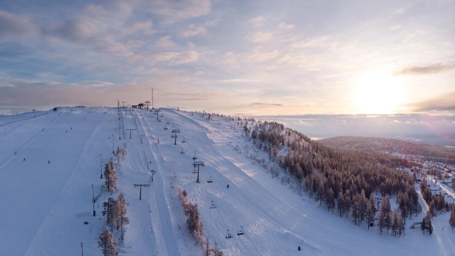 en flygvy över en skidbacke vid solnedgången