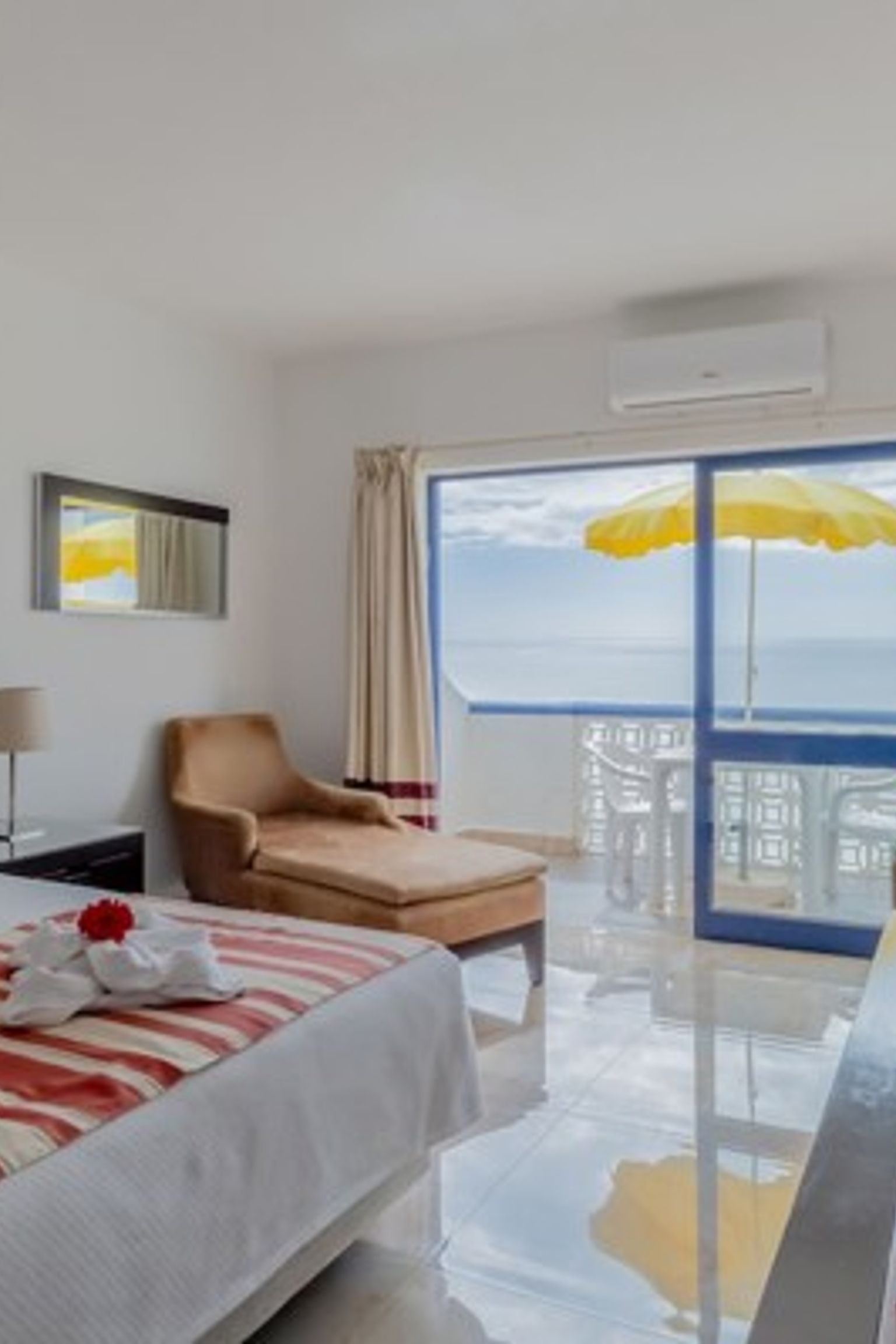 ett hotellrum med en king size-säng, stol, bord och television