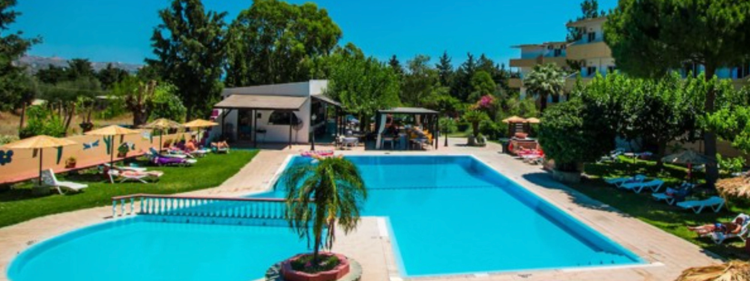 en stor simbassÀng med en palm i mitten