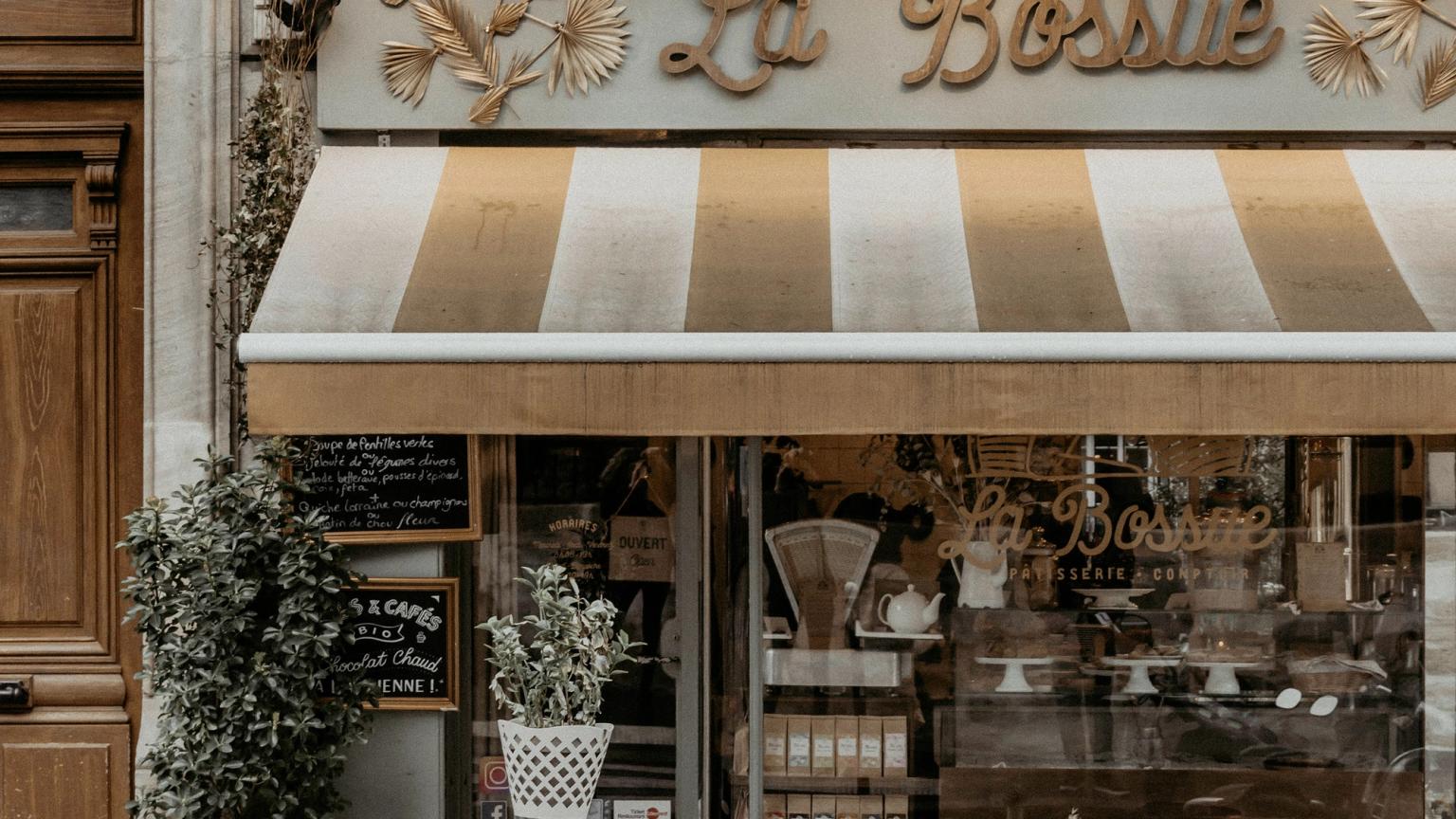 en restaurant kalt la bossue har bord og stoler utenfor