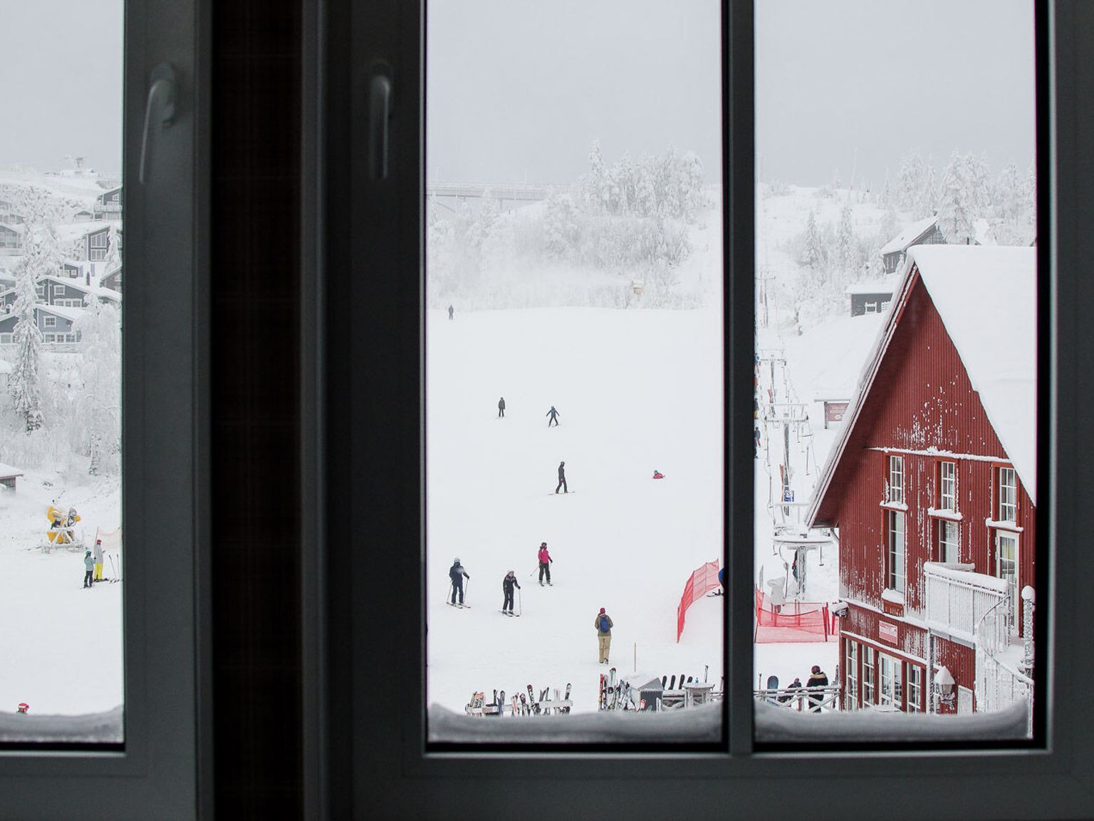 en vy av en snöig skidort från ett fönster