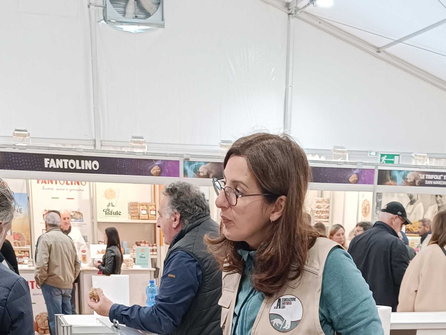 en kvinna säljer vita tryfflar