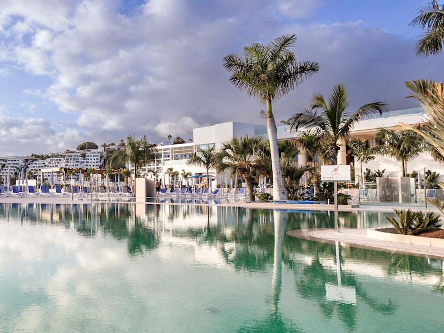 en stor swimmingpool omgivet af palmer foran et hotel, Servatur Puerto Azul, Puerto Rico