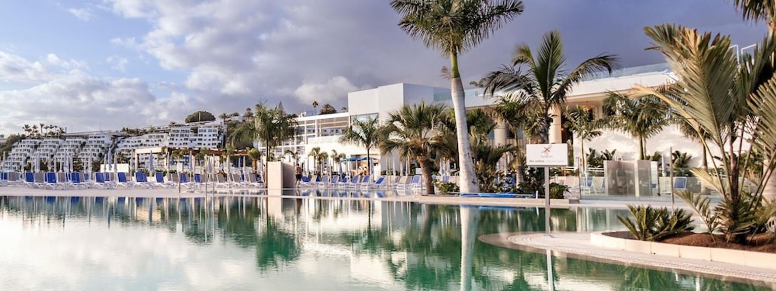 en stor swimmingpool omgiven av palmer framför ett hotell, Servatur Puerto Azul, Puerto Rico