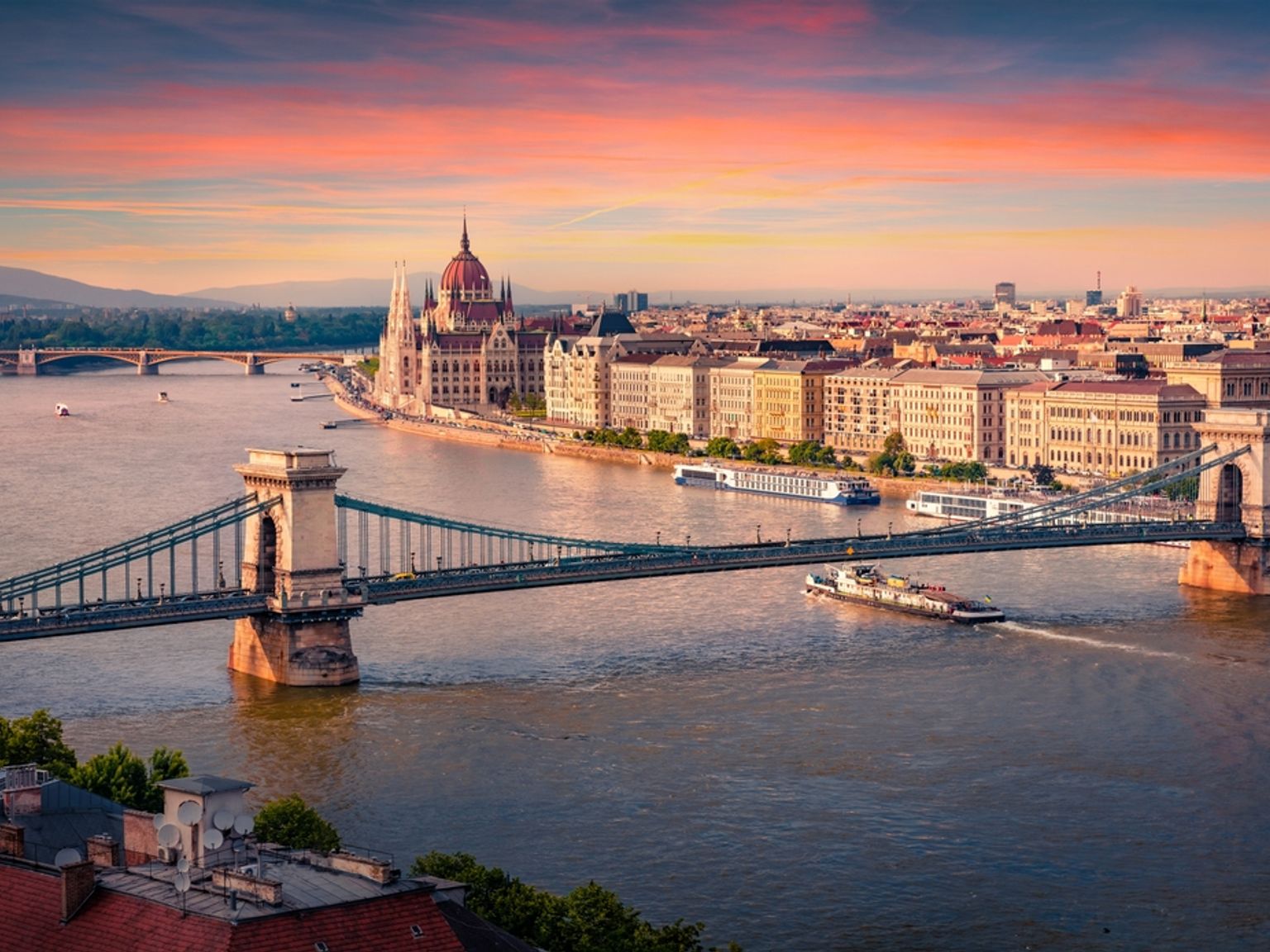 Paysage urbain de Budapest au coucher du soleil, avec le pont des Chaînes sur le Danube et le bâtiment du Parlement.