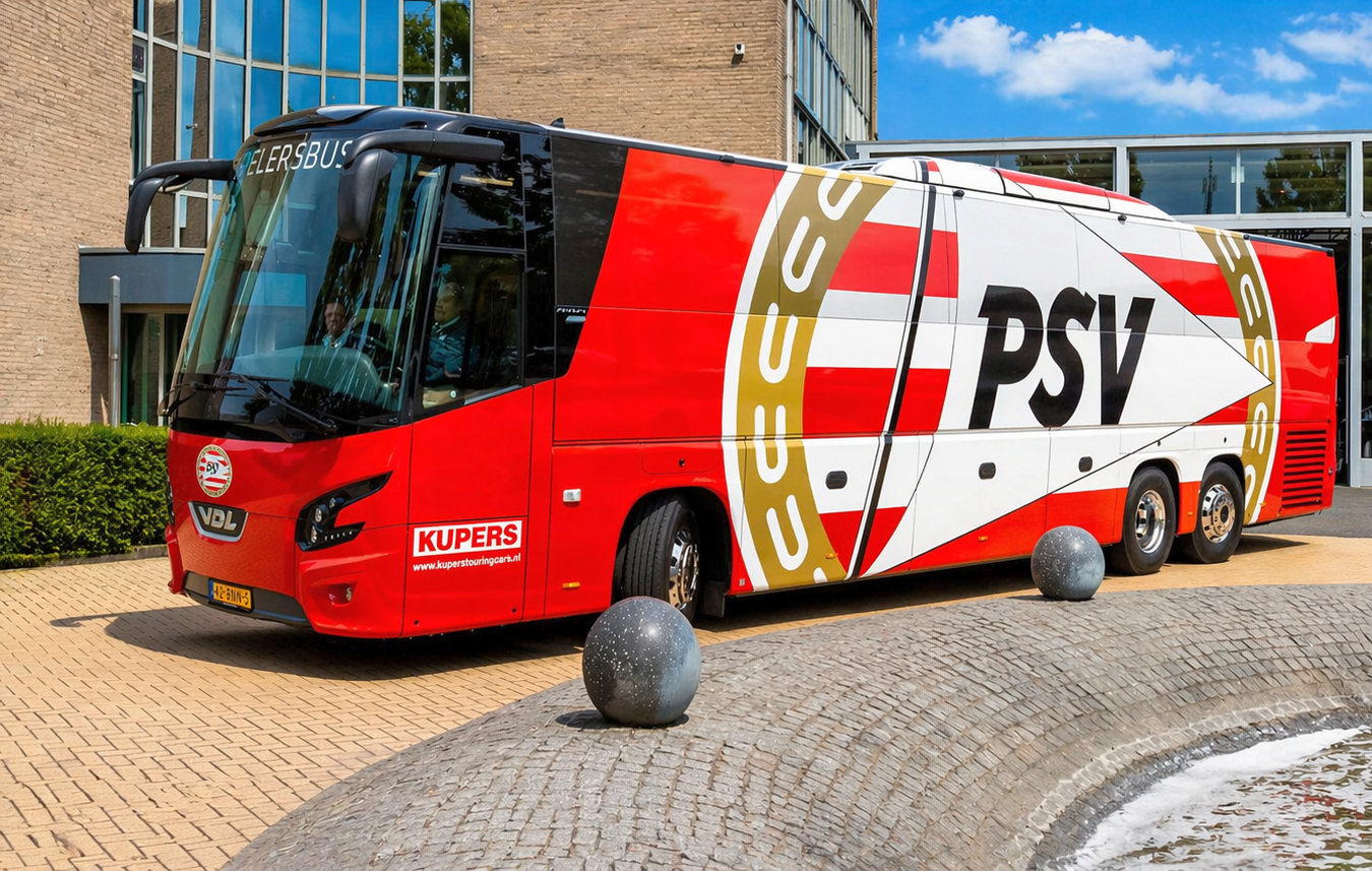 Rot-weißer PSV-Mannschaftsbus, der draußen geparkt ist.