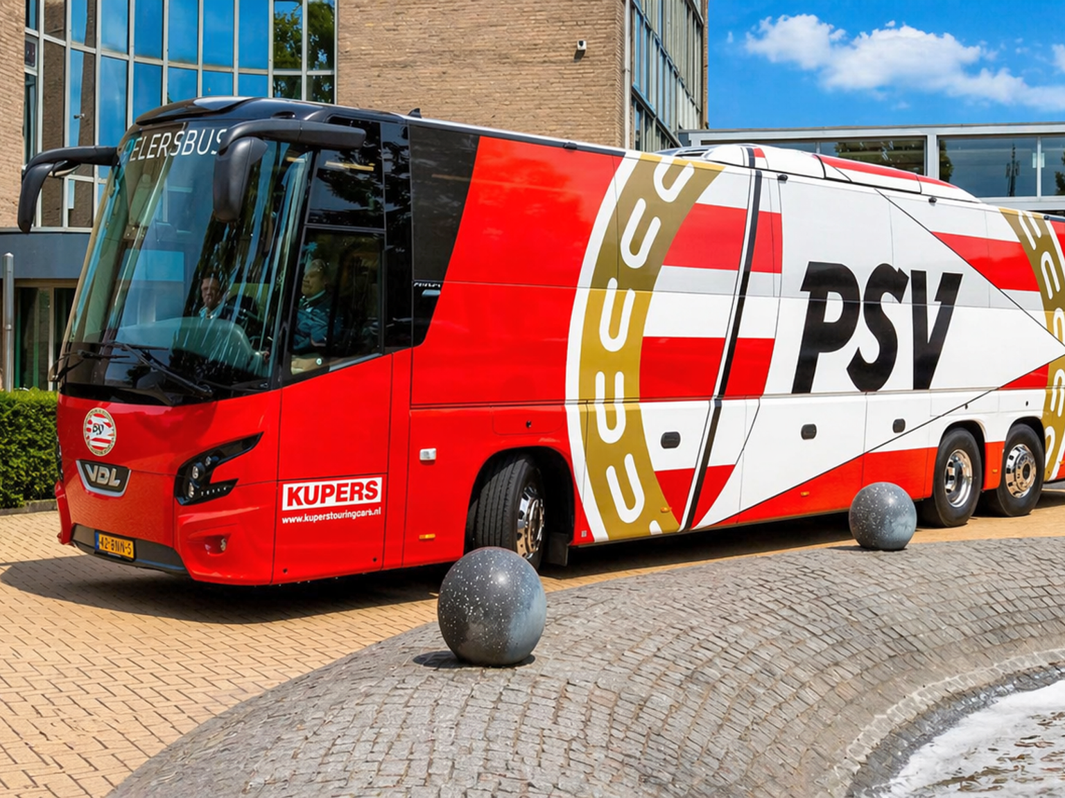 Rot-weißer PSV-Mannschaftsbus, der draußen geparkt ist.