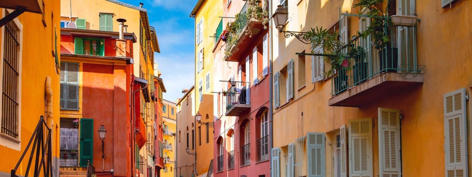 en smal gränd mellan två byggnader i en stad