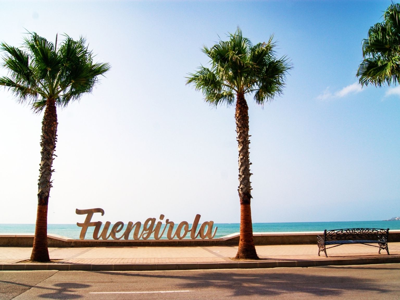 det finns en skylt vid sidan av vägen som säger fuengirola.