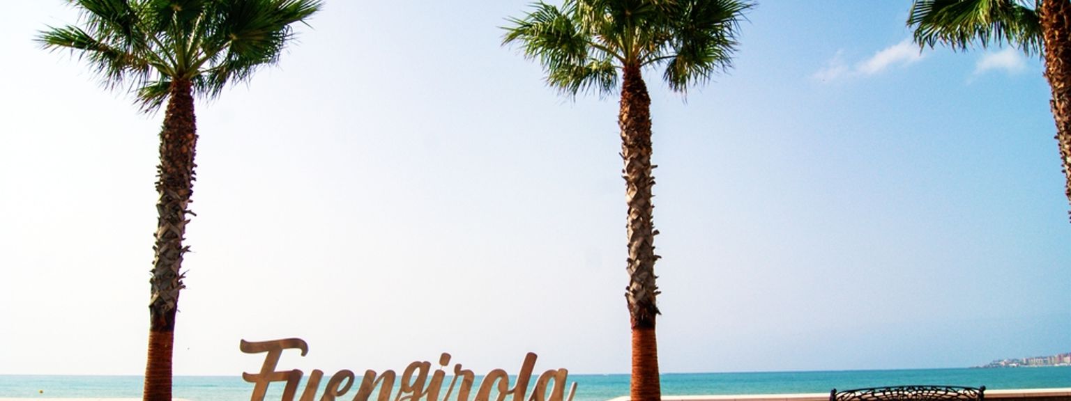 der er et skilt ved siden af vejen, der siger fuengirola.