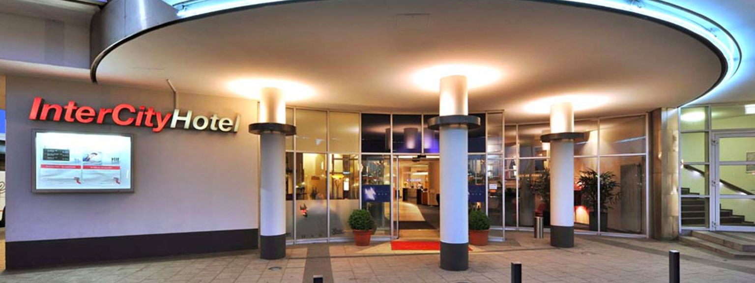 inngangen til intercity hotellet er opplyst om natten
