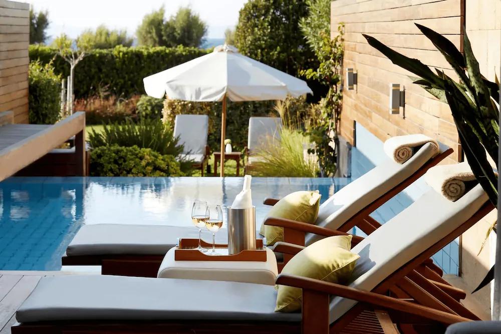 en rad med solsenger ved siden av et svømmebasseng