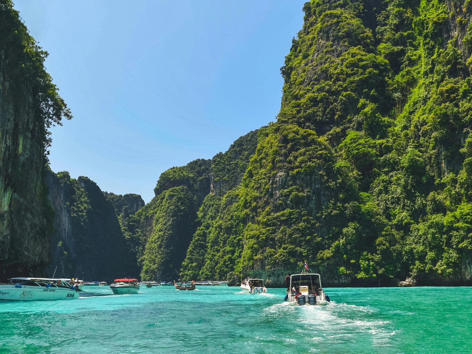 en båt flyter på en vannflate omgitt av fjell