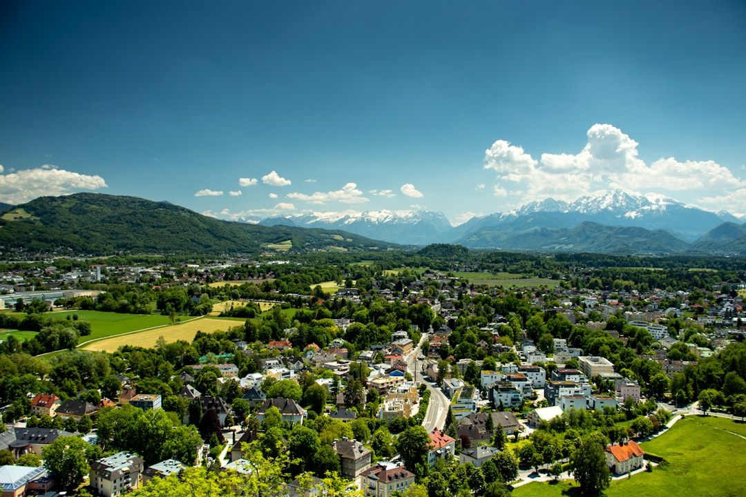 et luftfoto af en lille by med bjerge i baggrunden.