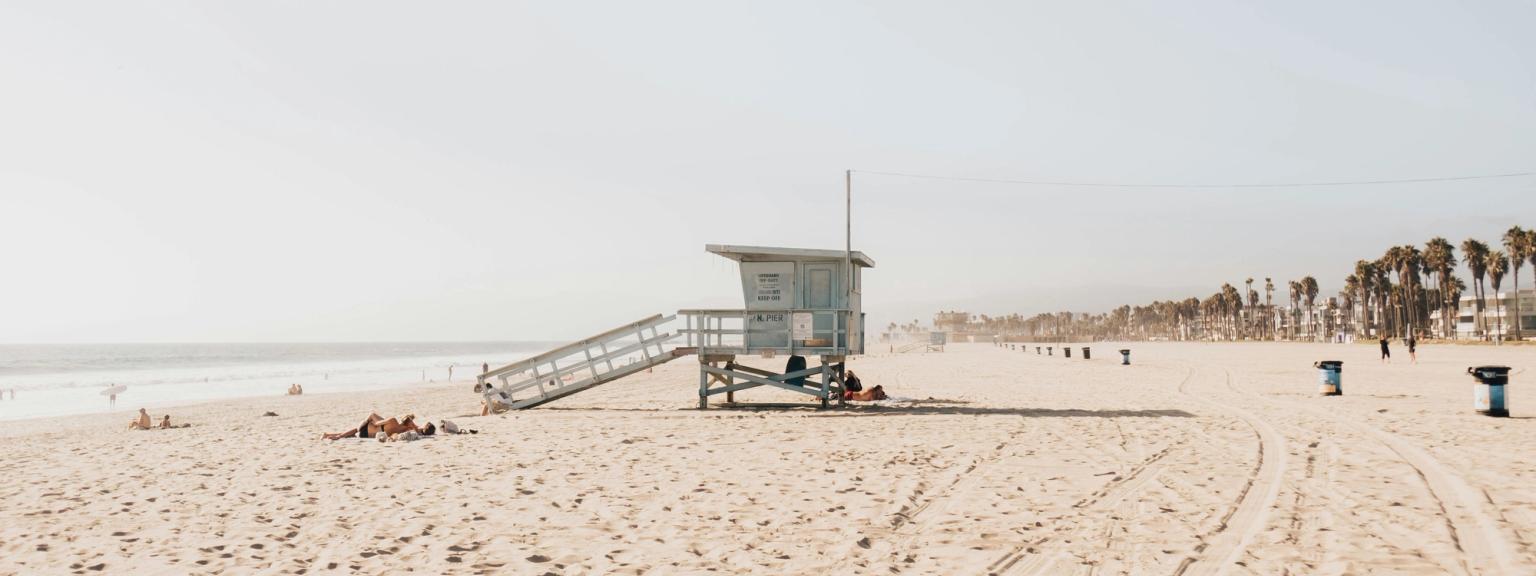 es gibt einen Rettungsschwimmerturm am Strand