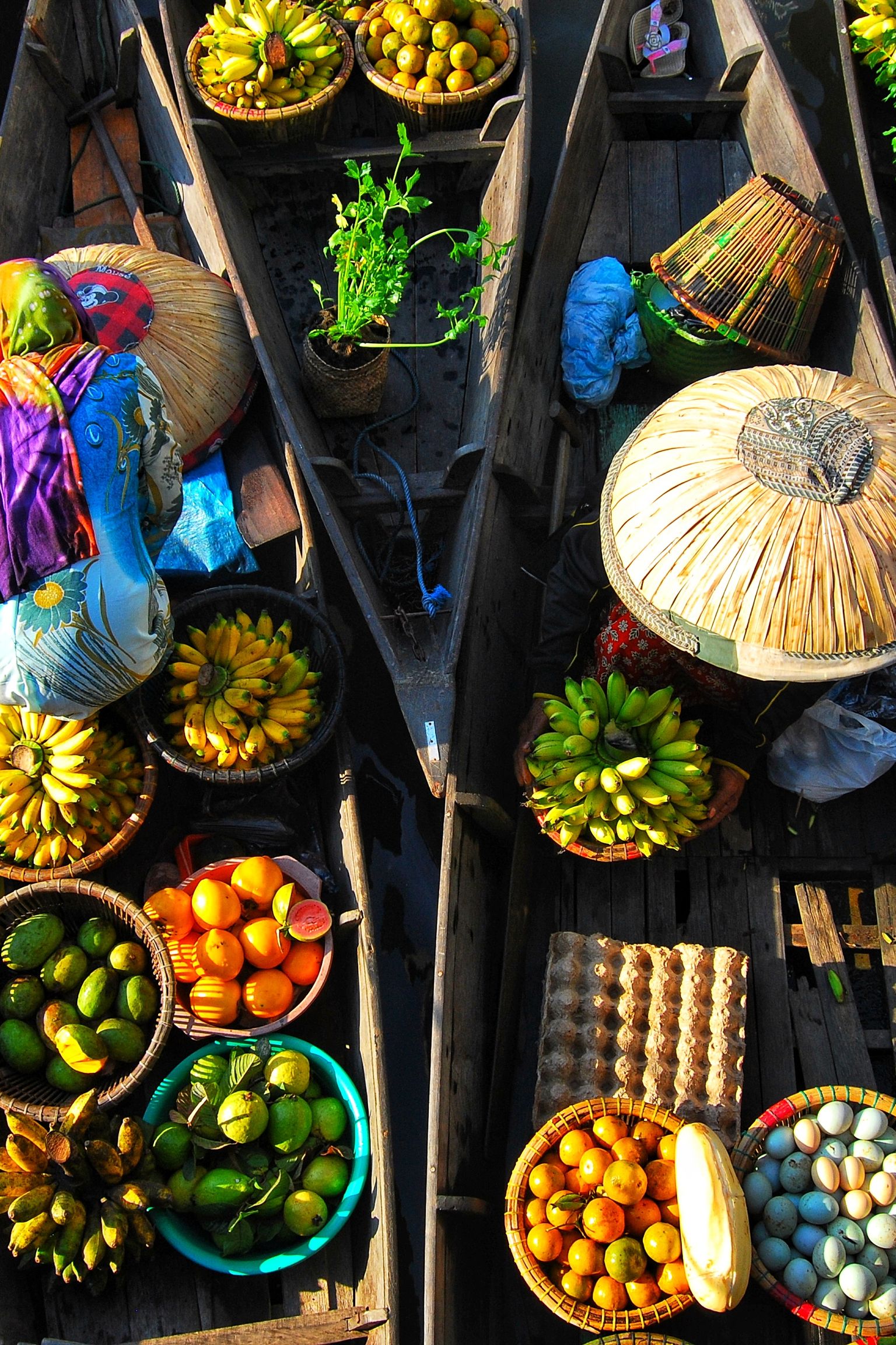 et luftfoto av et flytende marked fylt med frukt og grønnsaker