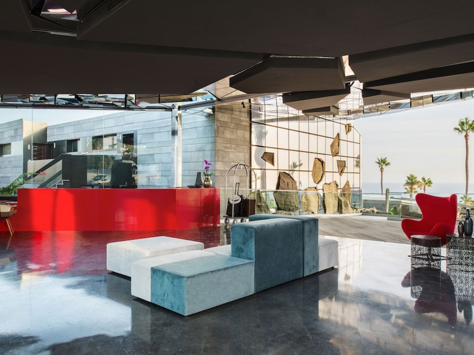 der er en rød stol i lobbyen på et hotel