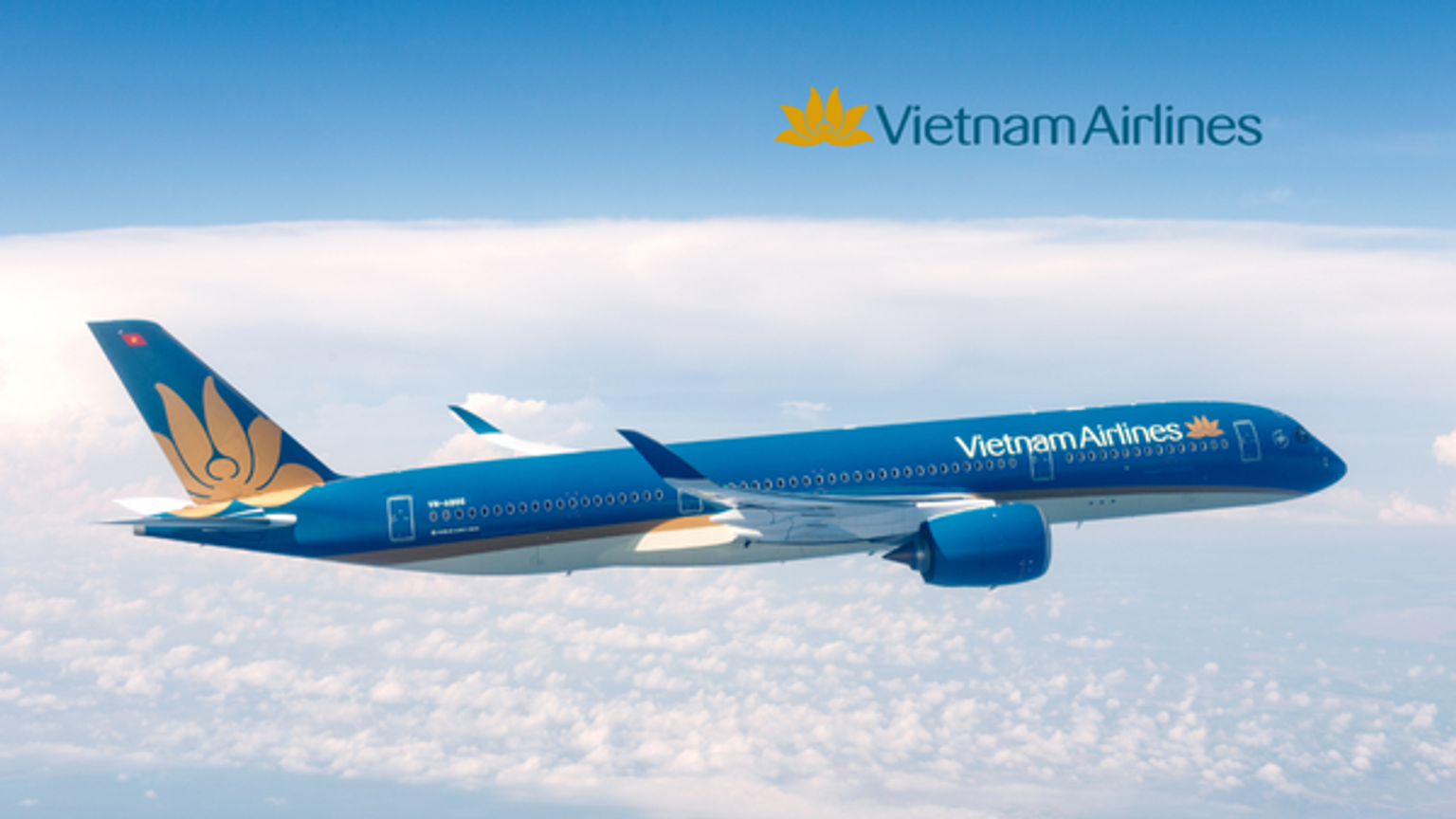 Et blåt Vietnam Airlines-fly, der flyver over skyerne, med flyselskabets logo på himlen.