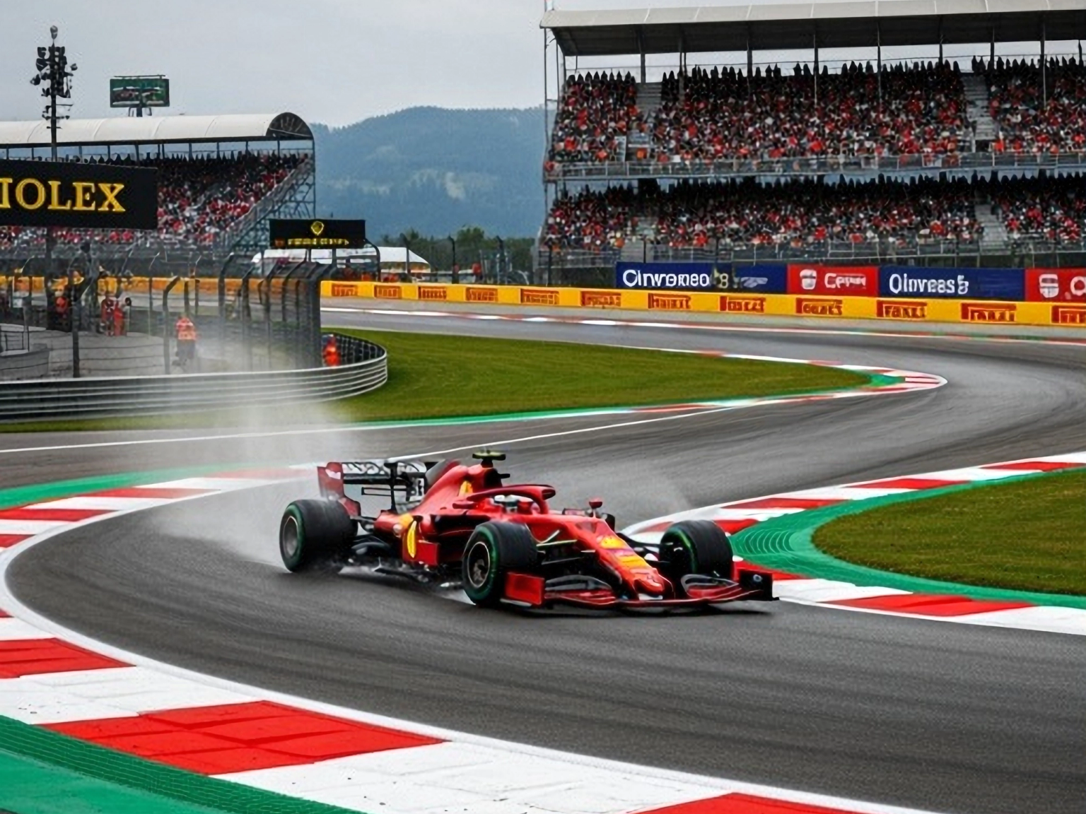 Czerwony bolid Formuły 1 z dużą prędkością pokonuje mokry zakręt, rozpryskując wodę, a trybuny są wypełnione widzami.