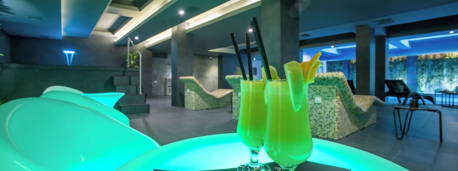 to grønne cocktails med sugerør på et bord i et spa